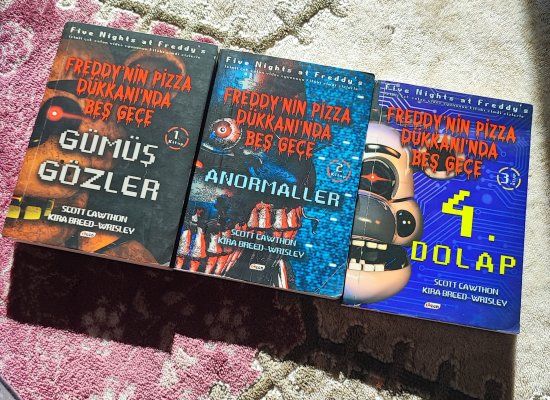 Freddy'nin Pizza Dükkanında 5 gece 3 kitap