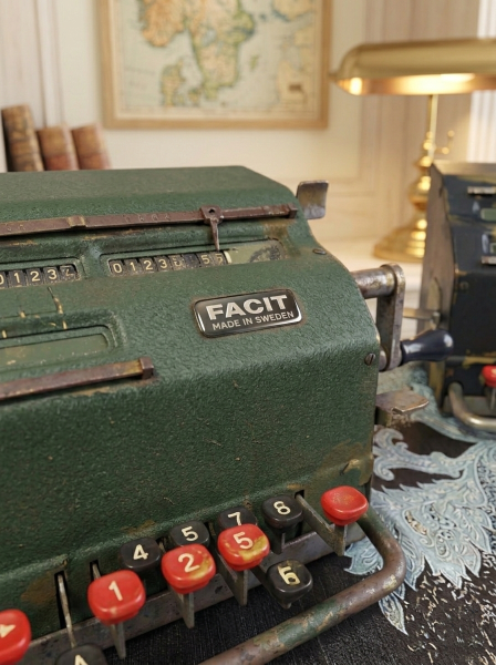 Nadir Antika Mekanik Hesap Makinesi Seti – Facit İsveç Mühendisliği