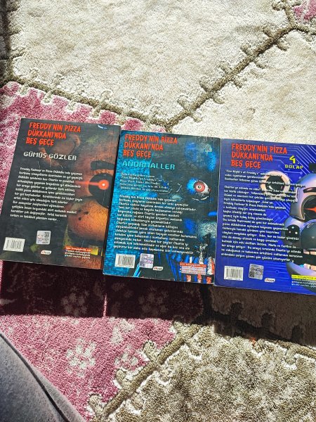 Freddy'nin Pizza Dükkanında 5 gece 3 kitap