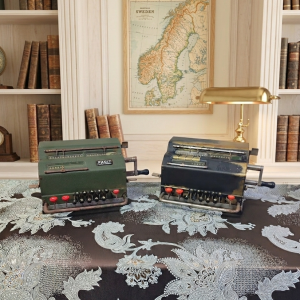 Nadir Antika Mekanik Hesap Makinesi Seti – Facit İsveç Mühendisliği