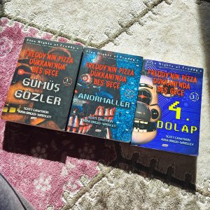 Freddy'nin Pizza Dükkanında 5 gece 3 kitap